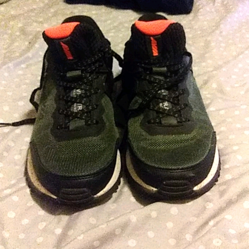 Size 10.5 New shoes AVIA cantilever